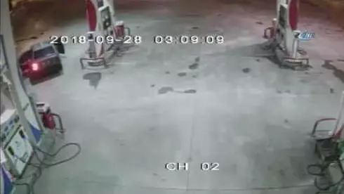 Petrol İstasyonunu Soyan Gaspçılar, Araçlarına Modifiye Yaptırırken Yakalandı... Hırsızlar Kamerada Petrol İstasyonunu Soyan Gaspçılar, Araçlarına Modifiye Yaptırırken Yakalandı... Hırsızlar Kamerada