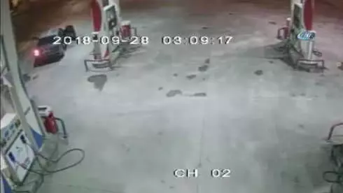 Petrol İstasyonunu Soyan Gaspçılar, Araçlarına Modifiye Yaptırırken Yakalandı... Hırsızlar Kamerada Petrol İstasyonunu Soyan Gaspçılar, Araçlarına Modifiye Yaptırırken Yakalandı... Hırsızlar Kamerada
