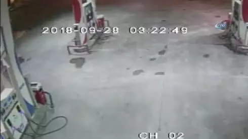 Petrol İstasyonunu Soyan Gaspçılar, Araçlarına Modifiye Yaptırırken Yakalandı... Hırsızlar Kamerada Petrol İstasyonunu Soyan Gaspçılar, Araçlarına Modifiye Yaptırırken Yakalandı... Hırsızlar Kamerada