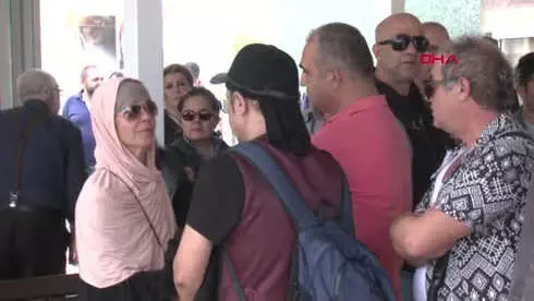 İzmir Yeşilçam'ın Usta Oyuncusu Son Yolcuğuna Uğurlandı İzmir Yeşilçam'ın Usta Oyuncusu Son Yolcuğuna Uğurlandı