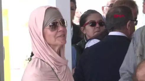 İzmir Yeşilçam'ın Usta Oyuncusu Son Yolcuğuna Uğurlandı İzmir Yeşilçam'ın Usta Oyuncusu Son Yolcuğuna Uğurlandı