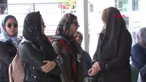 İzmir Yeşilçam'ın Usta Oyuncusu Son Yolcuğuna Uğurlandı İzmir Yeşilçam'ın Usta Oyuncusu Son Yolcuğuna Uğurlandı