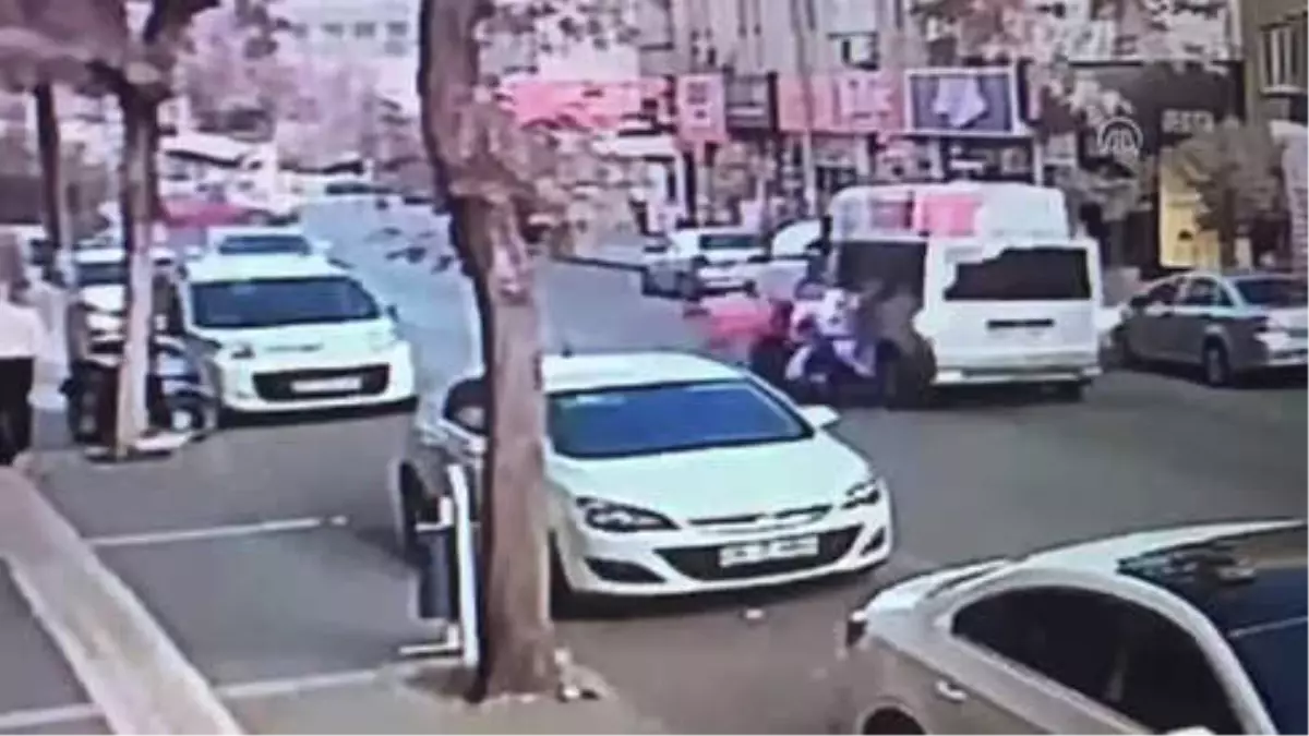 Adıyaman'da Minibüs ile Motosiklet Çarpıştı: 3 Yaralı