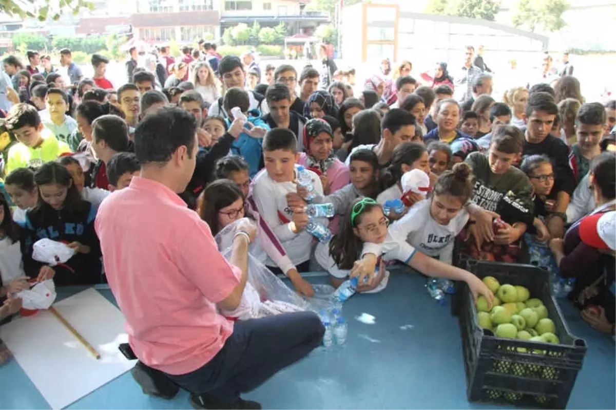 Elma, Su ve Şapka Alabilmek İçin Adeta Birbirlerini Ezdiler