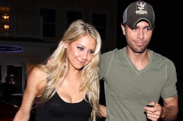 Enrique Iglesias Hayranıyla Öpüşünce Sosyal Medya Ayağa Kalktı