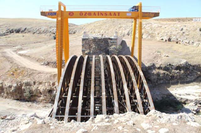Havaya Uçurulan 1800 Yıllık Köprünün İki Yakası Birleşiyor.