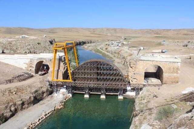 Havaya Uçurulan 1800 Yıllık Köprünün İki Yakası Birleşiyor.