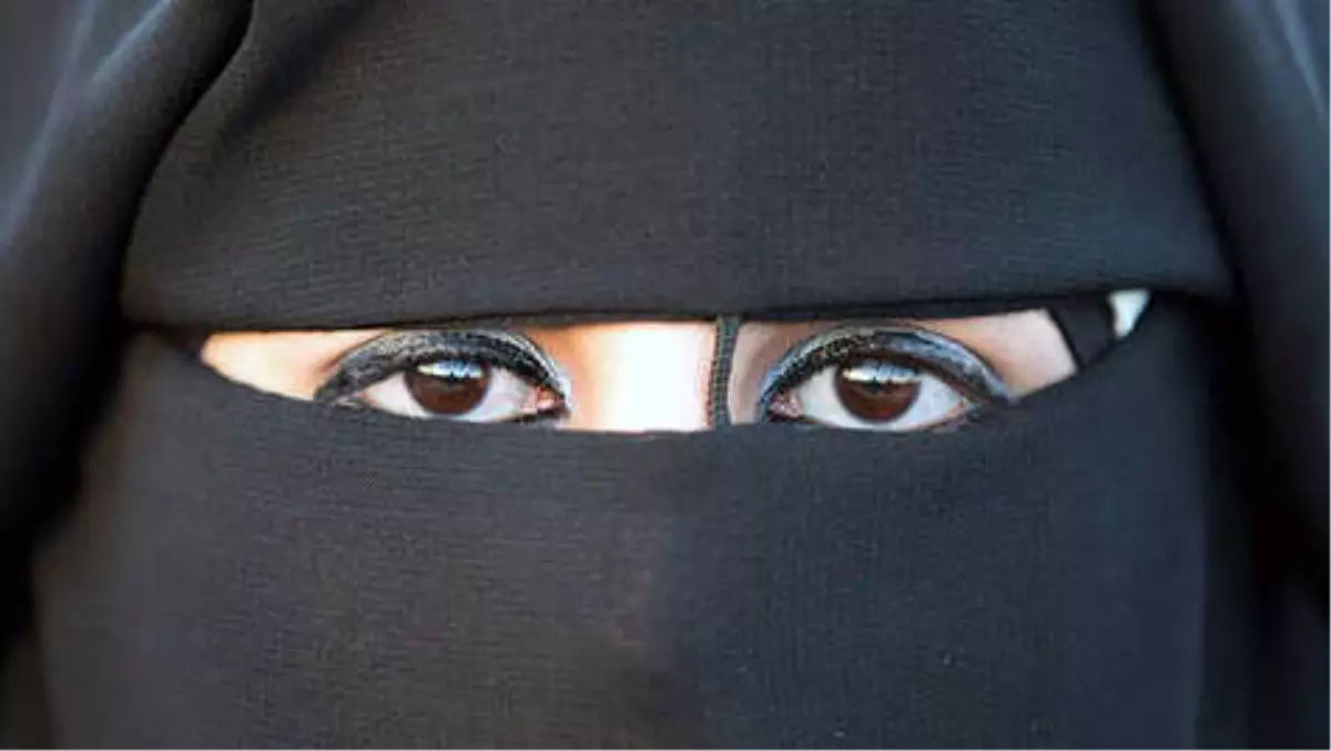 İtalya'da Aşırı Sağcı Vekillerden Peçe Yasağı Talebi