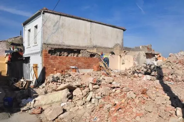 İzmir�in Damlacık Semtinde 3 Yıl Sonra Evler Yıkılıyor Haberler