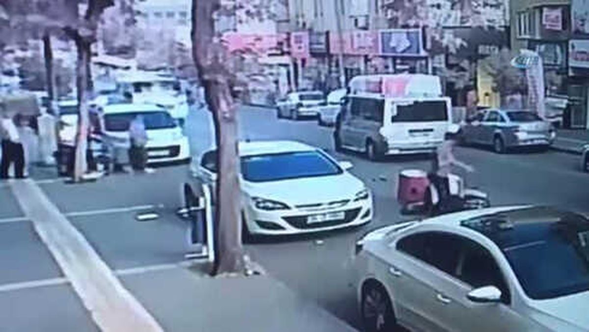 Motosikletlinin Minibüse Çarpma Anı Kameralara Yansıdı