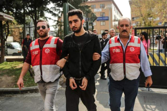 Otomobiliyle Yayaları Ezen Sürücünün Dövdüğü Kız Arkadaşı: Kalabalık Artınca Vatandaşların Üstüne Sürdü