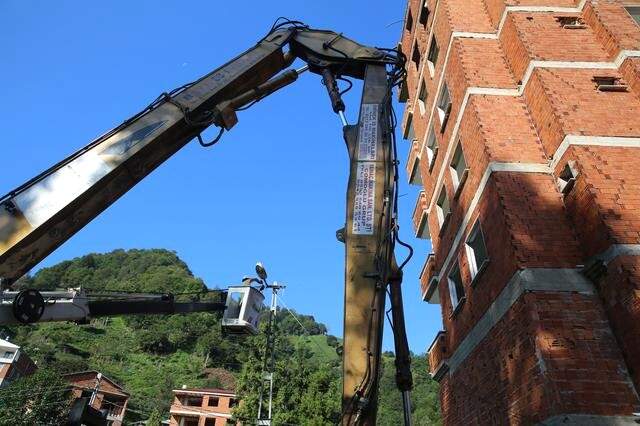 Rize'de Dere Yatağındaki 7 Katlı Apartmanın Yıkımına Başlandı