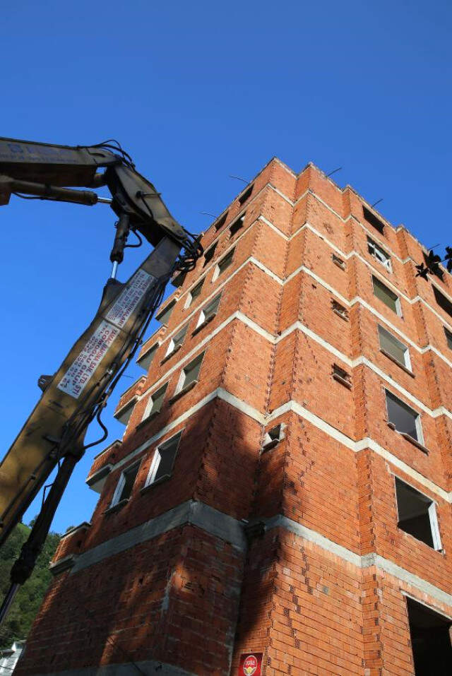 Rize'de Dere Yatağındaki 7 Katlı Apartmanın Yıkımına Başlandı