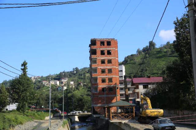 Rize'de Dere Yatağındaki 7 Katlı Apartmanın Yıkımına Başlandı