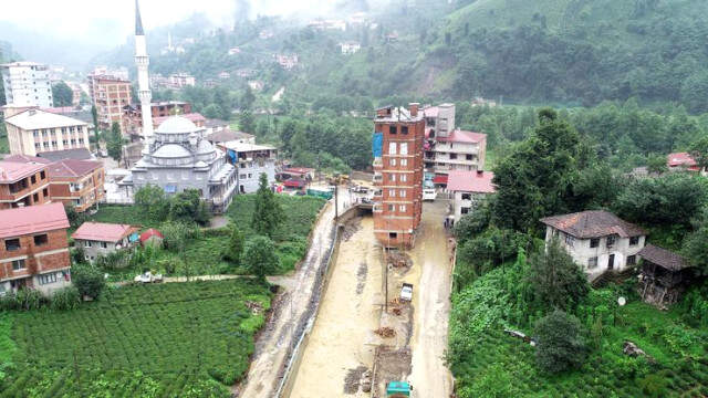 Rize'de Dere Yatağındaki 7 Katlı Apartmanın Yıkımına Başlandı