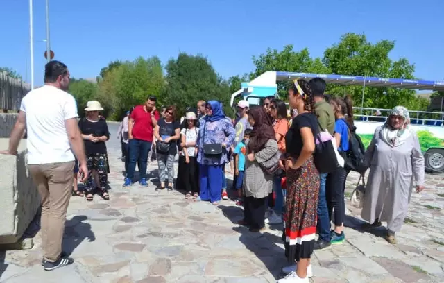 Tur Otobüsü 20 Bin Kişiye Battalgazi'yi Gezdirdi Tur Otobüsü 20 Bin Kişiye Battalgazi'yi Gezdirdi
