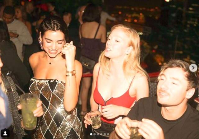 Dünyaca Ünlü Şarkıcı Dua Lipa'dan İç Çamaşırlı Paylaşım!