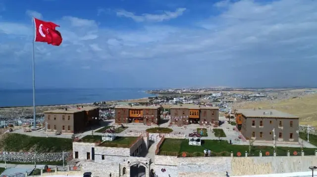 Geleneksel Van Evleriyle Zamanda Yolculuk Geleneksel Van Evleriyle Zamanda Yolculuk