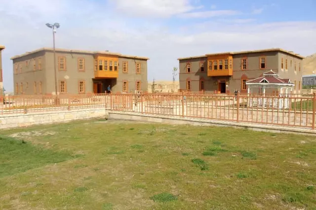 Geleneksel Van Evleriyle Zamanda Yolculuk Geleneksel Van Evleriyle Zamanda Yolculuk