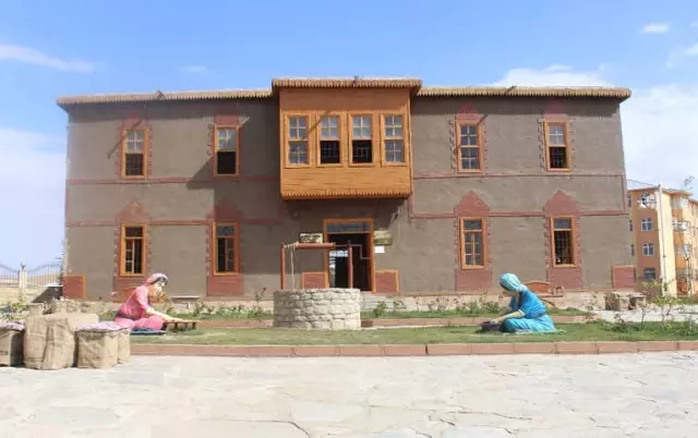 Geleneksel Van Evleriyle Zamanda Yolculuk Geleneksel Van Evleriyle Zamanda Yolculuk