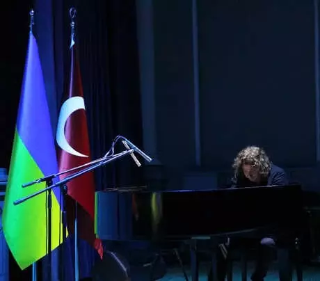 Tuluyhan Uğurlu'dan Ukrayna'da Konser Tuluyhan Uğurlu'dan Ukrayna'da Konser