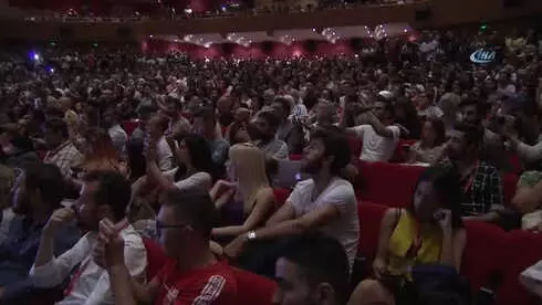 Ünlü Şovmen Cem Yılmaz'dan Evlilik Esprisi: 'Siz Gidin Biz Geliyoruz' Ünlü Şovmen Cem Yılmaz'dan Evlilik Esprisi: 'Siz Gidin Biz Geliyoruz'