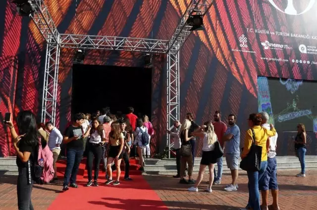 Cem Yılmaz'ın Antalya'daki Söyleşisine Yoğun İlgi