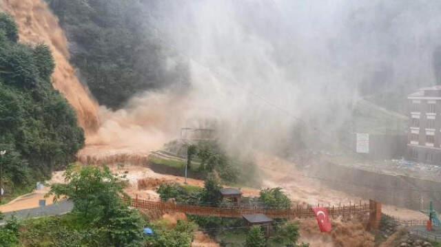Doğu Karadeniz'de Sağanak, Sel ve Heyelana Yol Açtı, Yollar Kapandı