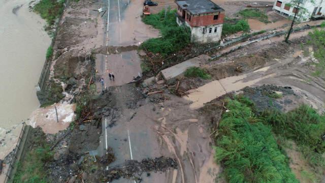 Doğu Karadeniz'i Sağanak Vurdu! Yollar Kapandı, Ulaşım Durdu