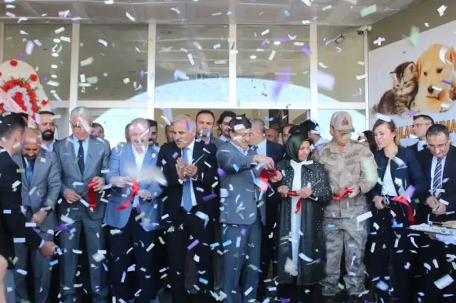 Göl Manzaralı Hayvan Bakım Tesisi Hizmete Açıldı Göl Manzaralı Hayvan Bakım Tesisi Hizmete Açıldı