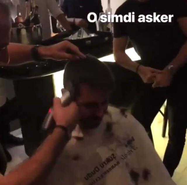 Hakan Sabancı Askerlik Öncesi Saçlarını Kestirdi
