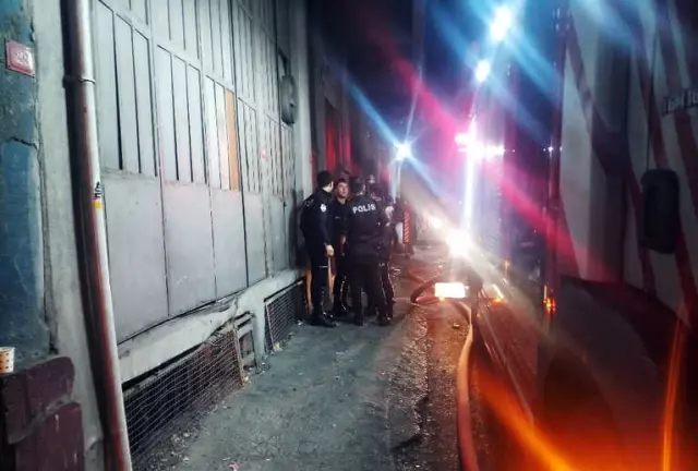 Bayrampaşa'da Plastik Fabrikasında Korkutan Yangın Bayrampaşa'da Plastik Fabrikasında Korkutan Yangın