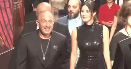 Cem Yılmaz ile Defne Samyeli'nin Kırmızı Halı Fotoğrafı Sosyal Medyada Olay Oldu Cem Yılmaz ile Defne Samyeli'nin Kırmızı Halı Fotoğrafı Sosyal Medyada Olay Oldu