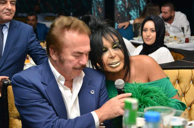 Bülent Ersoy'un Sahnesinde Kural Bozan Orhan Gencebay Canlı Şarkı Okudu