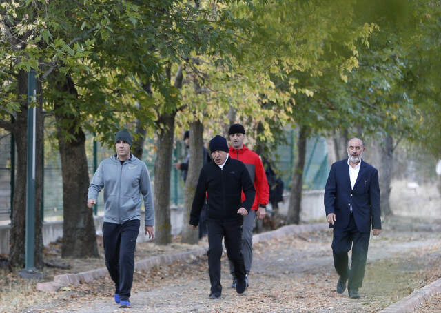 Sabah Yürüyüşü Yapan Milli Savunma Bakanı Akar, Spor Kıyafetleriyle İlk Kez Görüntülendi