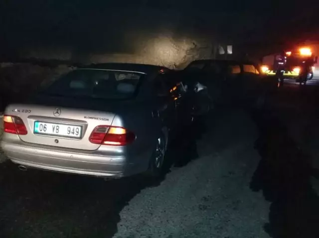 Aliağa'da İki Araç Kafa Kafaya Çarpıştı: 3 Yaralı