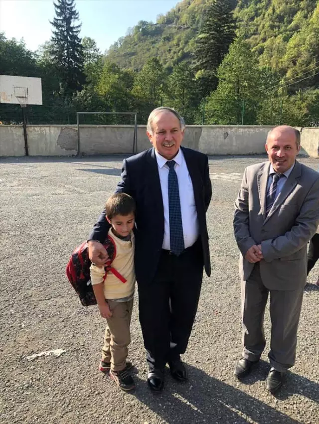 Artvin Valisi Doğanay'dan Okul Ziyareti