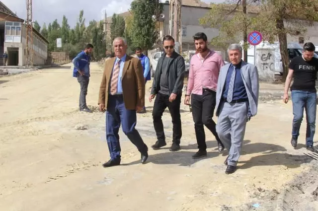 Başkale'de Sıcak Asfalt Çalışması