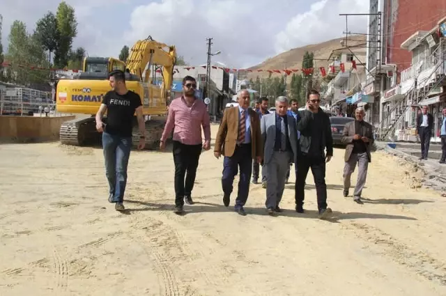 Başkale'de Sıcak Asfalt Çalışması
