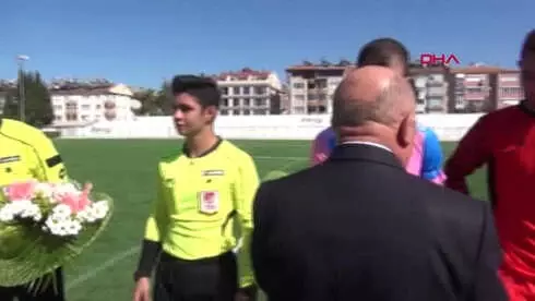 Burdur Törende Bayılan Öğrenciye İlk Müdahaleyi Sağlık Müdürü Yaptı Burdur Törende Bayılan Öğrenciye İlk Müdahaleyi Sağlık Müdürü Yaptı