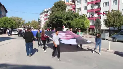 Burdur Törende Bayılan Öğrenciye İlk Müdahaleyi Sağlık Müdürü Yaptı Burdur Törende Bayılan Öğrenciye İlk Müdahaleyi Sağlık Müdürü Yaptı