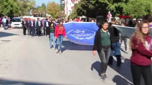 Burdur Törende Bayılan Öğrenciye İlk Müdahaleyi Sağlık Müdürü Yaptı Burdur Törende Bayılan Öğrenciye İlk Müdahaleyi Sağlık Müdürü Yaptı