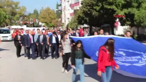 Burdur Törende Bayılan Öğrenciye İlk Müdahaleyi Sağlık Müdürü Yaptı Burdur Törende Bayılan Öğrenciye İlk Müdahaleyi Sağlık Müdürü Yaptı