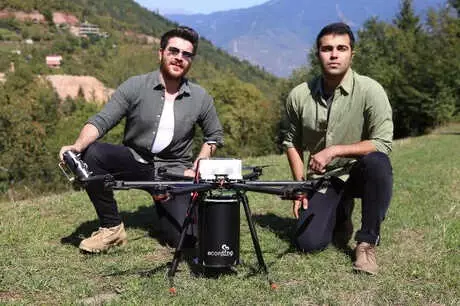 Geliştirdikleri 'Ecodrone' ile Ormana Tohum Ekiyorlar