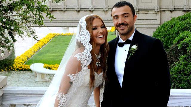 Okan Kurt, Demet Akalın'la Maddiyat Yüzünden Boşandıkları Yönündeki İddiaları Yalanladı