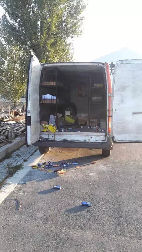 Önce Minibüsü Sonra İçindeki Gıdaları Çaldılar Önce Minibüsü Sonra İçindeki Gıdaları Çaldılar