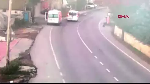 Önce Minibüsü Sonra İçindeki Gıdaları Çaldılar Önce Minibüsü Sonra İçindeki Gıdaları Çaldılar