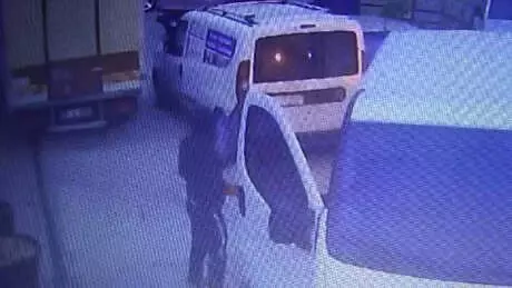Önce Minibüsü Sonra İçindeki Gıdaları Çaldılar Önce Minibüsü Sonra İçindeki Gıdaları Çaldılar