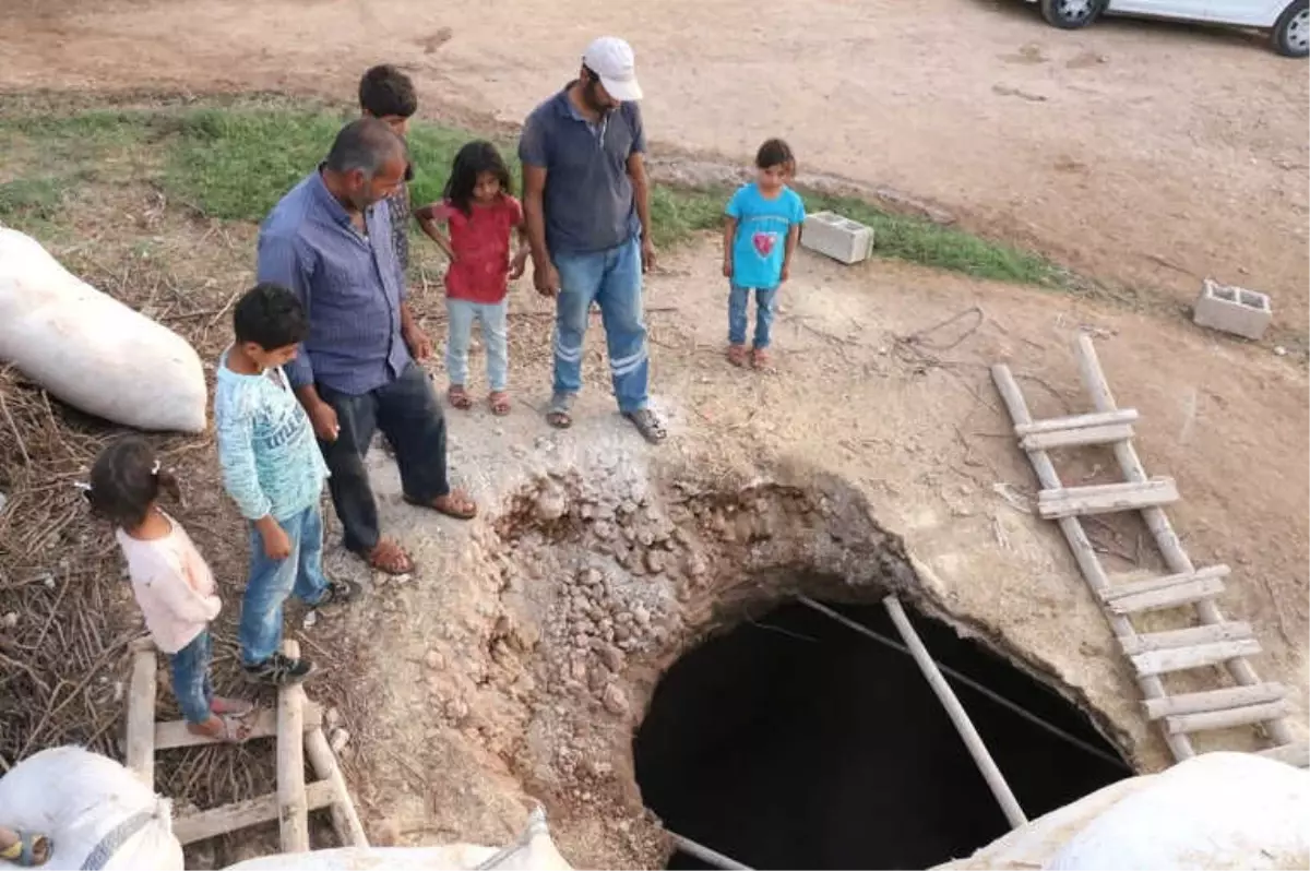 Köyün Ortasında Oluşan Dev Çukur, Büyük Paniğe Neden Oldu
