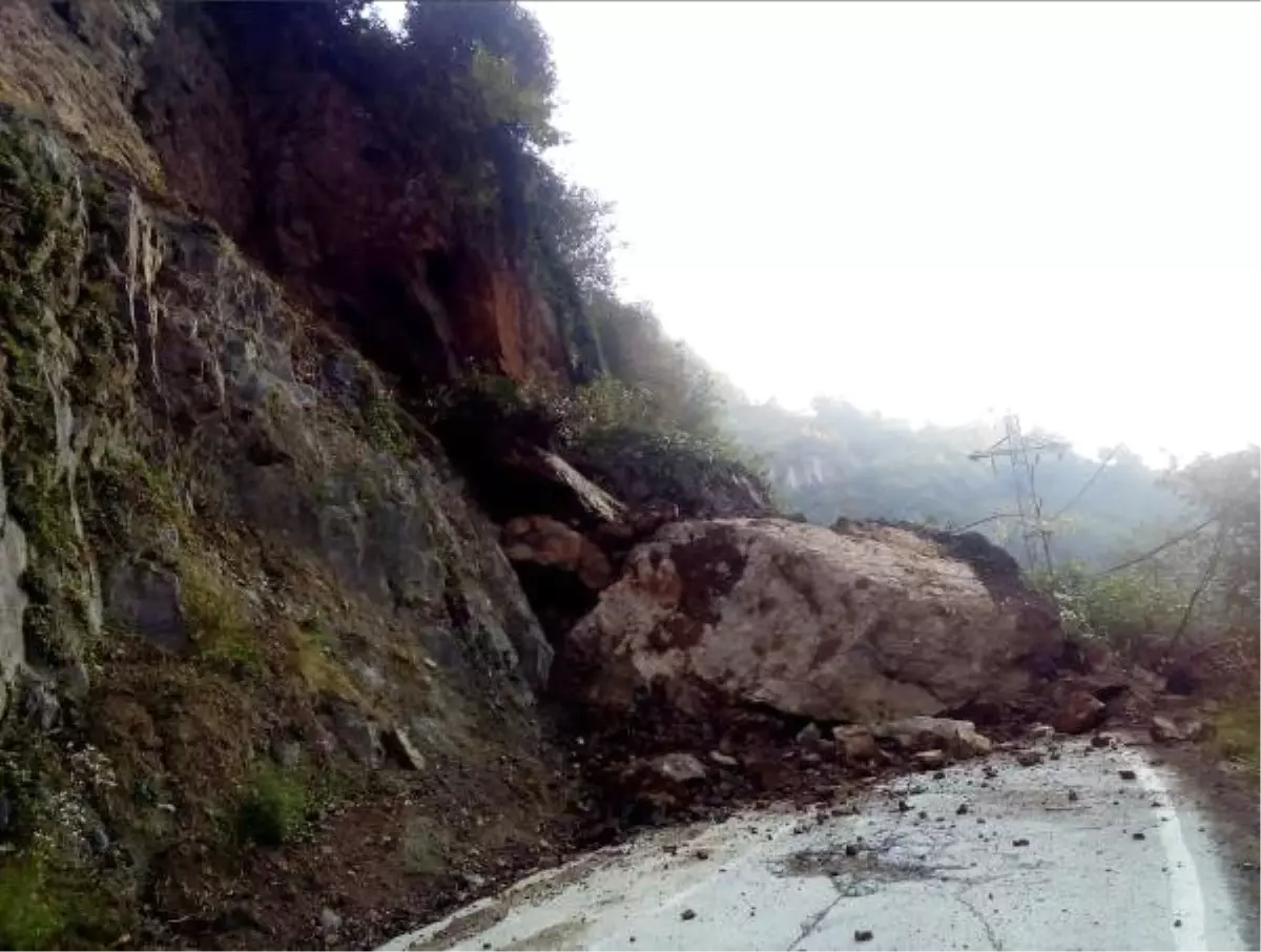 Rize'de Heyelan Beldenin Yolunu Kapattı - Haberler